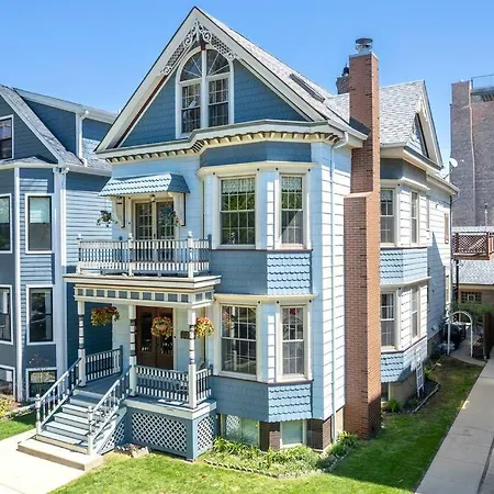 New! Xl North Center Apt - 2 Car Garage And Ev Charger! Patios!